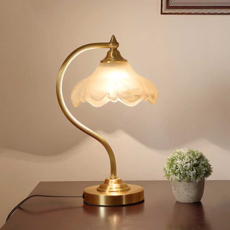 Traditionelle Europäische Tischlampe mit Messing-Glas-Blumenschirm und rundem Sockel, 1-Licht für das Schlafzimmer 