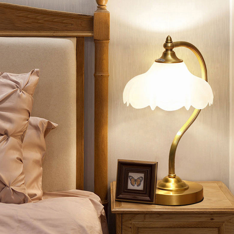 Traditionelle Europäische Tischlampe mit Messing-Glas-Blumenschirm und rundem Sockel, 1-Licht für das Schlafzimmer 