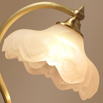 Traditionelle Europäische Tischlampe mit Messing-Glas-Blumenschirm und rundem Sockel, 1-Licht für das Schlafzimmer 