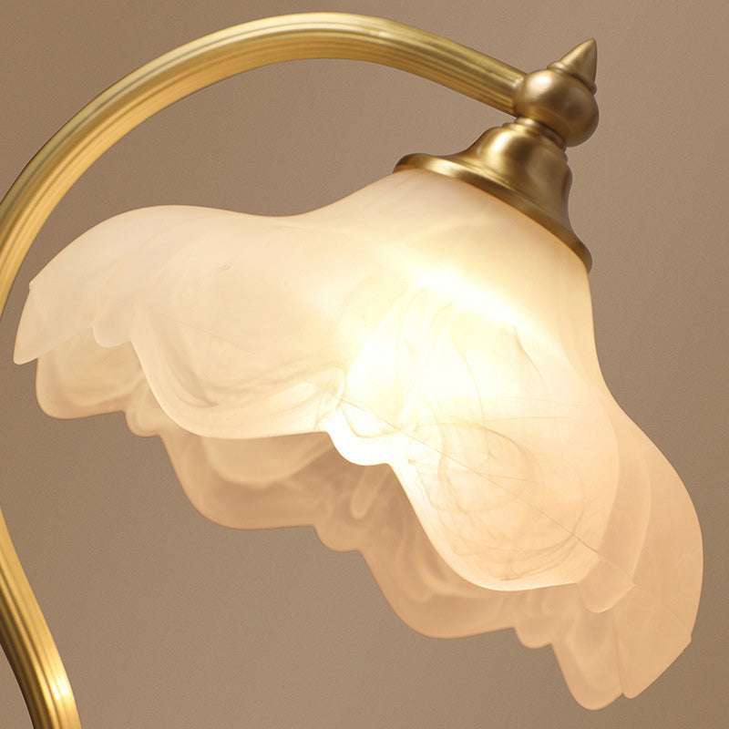 Traditionelle Europäische Tischlampe mit Messing-Glas-Blumenschirm und rundem Sockel, 1-Licht für das Schlafzimmer 