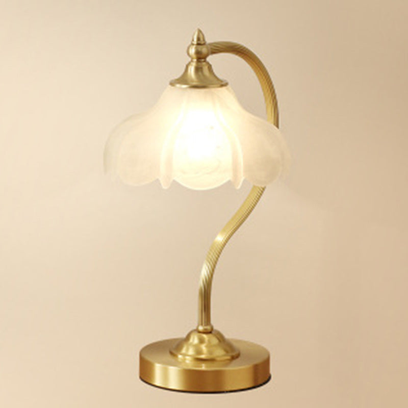 Traditionelle Europäische Tischlampe mit Messing-Glas-Blumenschirm und rundem Sockel, 1-Licht für das Schlafzimmer 