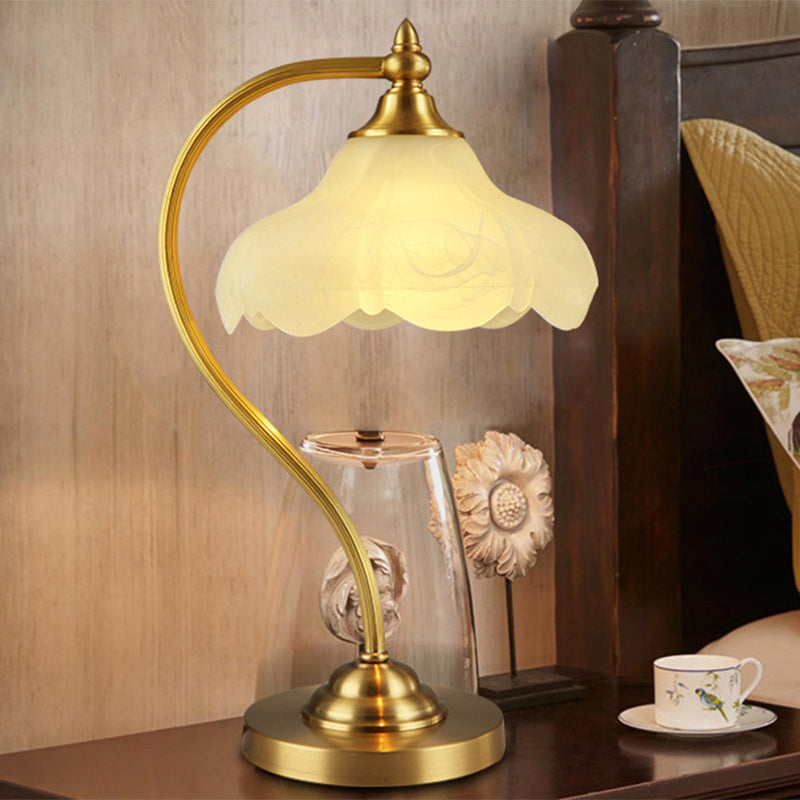 Traditionelle Europäische Tischlampe mit Messing-Glas-Blumenschirm und rundem Sockel, 1-Licht für das Schlafzimmer 