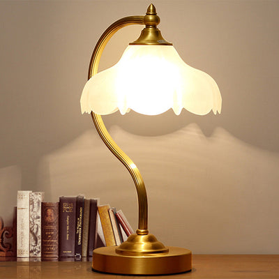 Traditionelle Europäische Tischlampe mit Messing-Glas-Blumenschirm und rundem Sockel, 1-Licht für das Schlafzimmer 