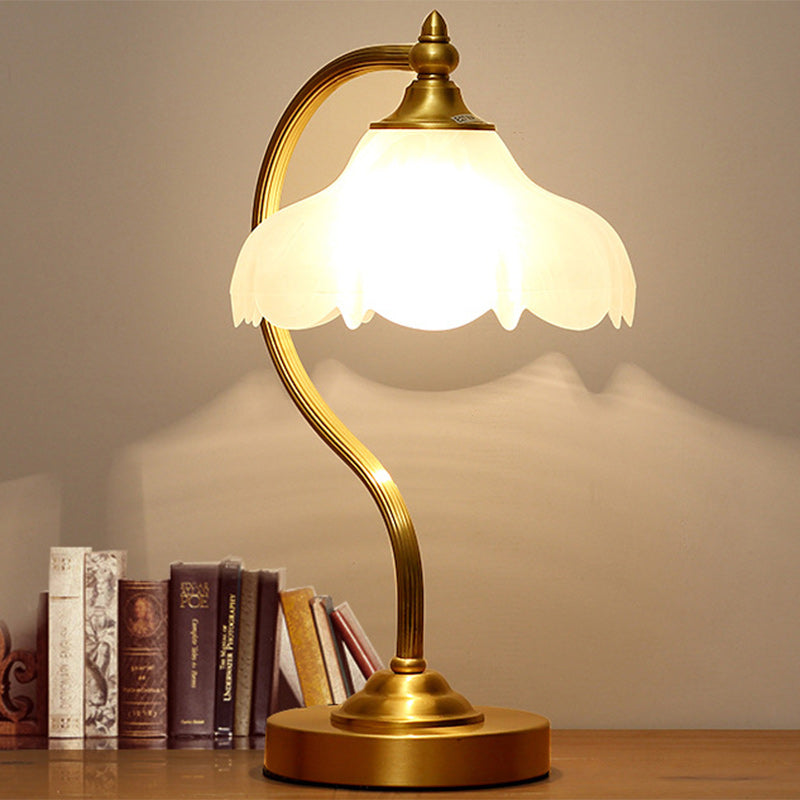Traditionelle Europäische Tischlampe mit Messing-Glas-Blumenschirm und rundem Sockel, 1-Licht für das Schlafzimmer 