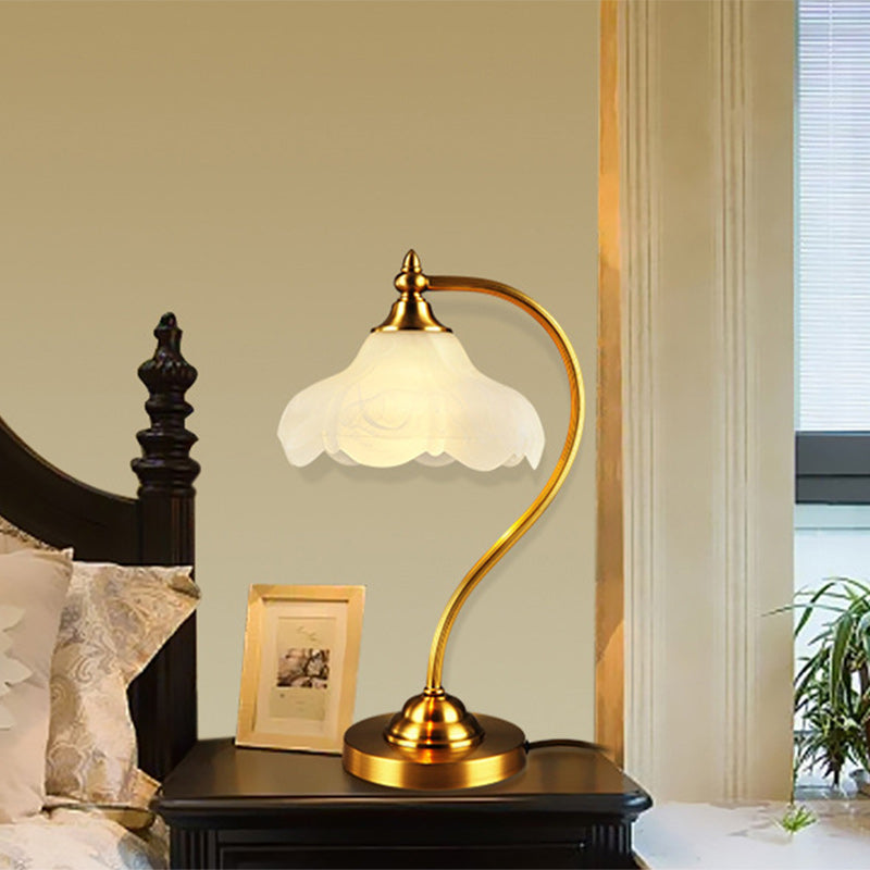 Traditionelle Europäische Tischlampe mit Messing-Glas-Blumenschirm und rundem Sockel, 1-Licht für das Schlafzimmer 