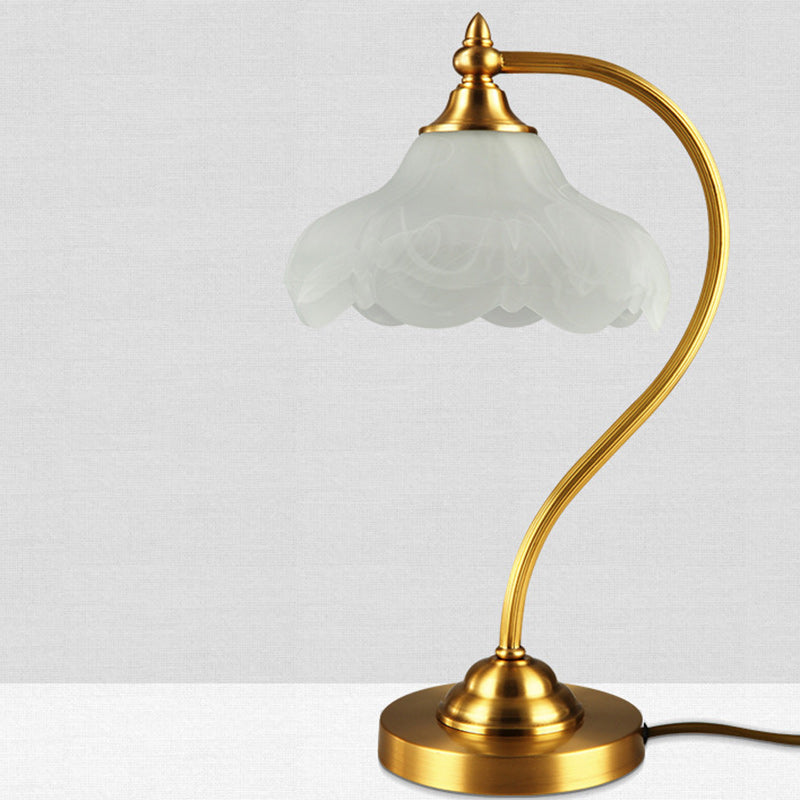 Traditionelle Europäische Tischlampe mit Messing-Glas-Blumenschirm und rundem Sockel, 1-Licht für das Schlafzimmer 