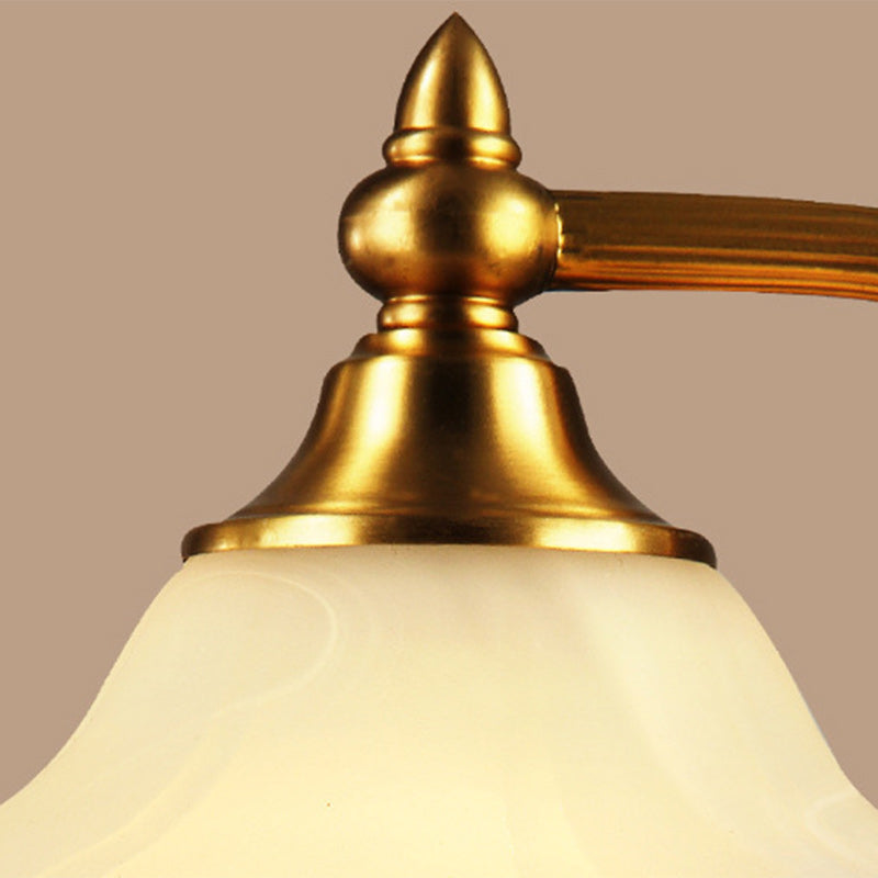 Traditionelle Europäische Tischlampe mit Messing-Glas-Blumenschirm und rundem Sockel, 1-Licht für das Schlafzimmer 
