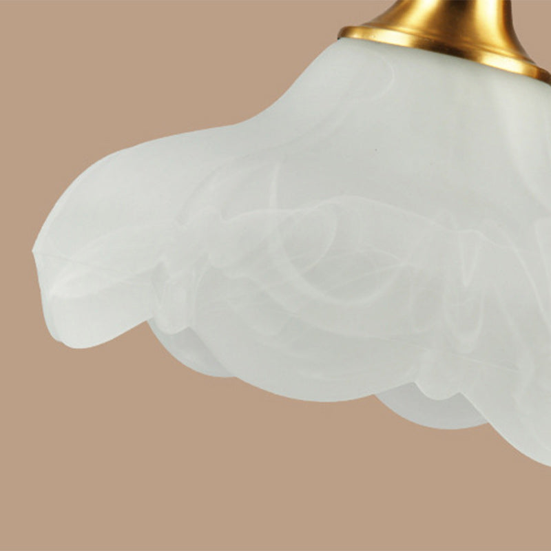 Traditionelle Europäische Tischlampe mit Messing-Glas-Blumenschirm und rundem Sockel, 1-Licht für das Schlafzimmer 