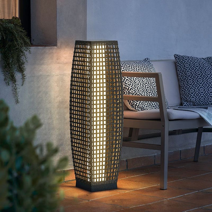 Lámpara de pie LED de hardware de ratán sintético PE con proyección hueca de columna solar para exteriores Art Deco moderno para jardín 