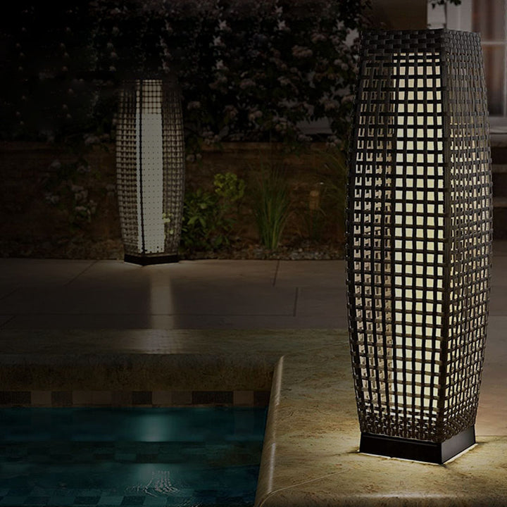 Lampe de sol LED moderne Art Déco extérieure à énergie solaire avec colonne creuse en PE imitation rotin pour jardin 