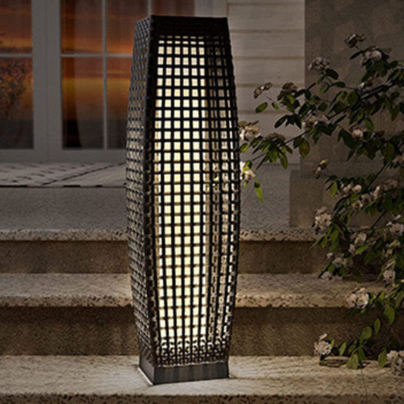 Lampe de sol LED moderne Art Déco extérieure à énergie solaire avec colonne creuse en PE imitation rotin pour jardin 
