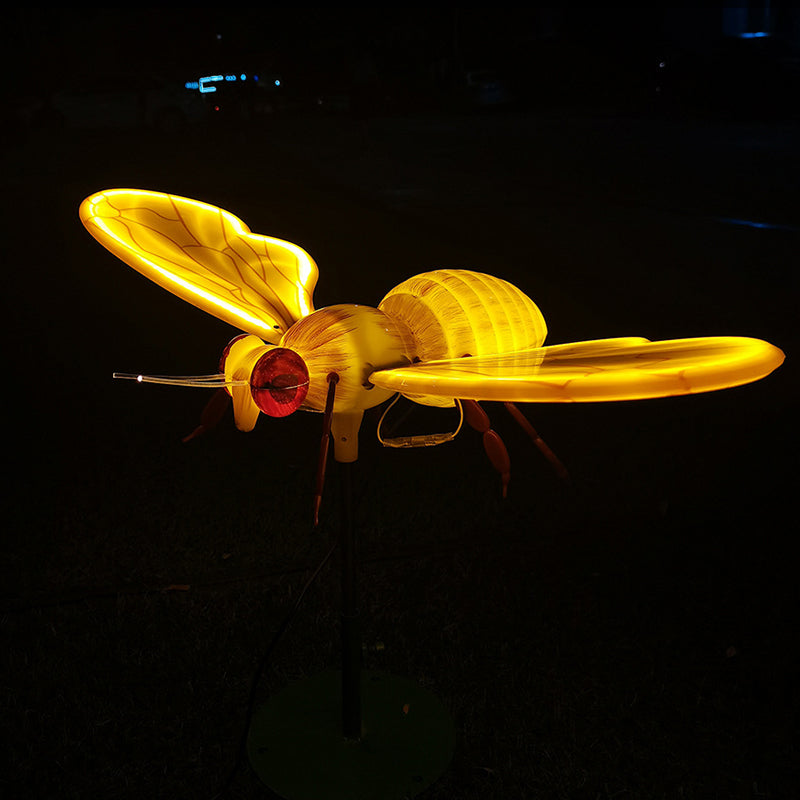 Modern Art Deco Waterproof ABS Acrylic Flapping Wings Animated Bee LED Outdoor Landscape Stake Light For Garden
