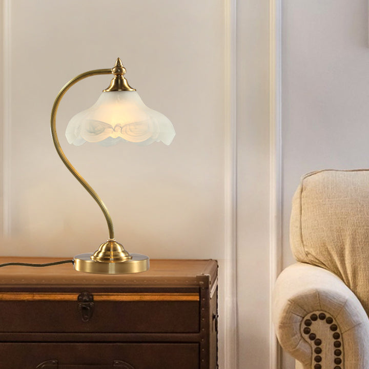 Traditional Vintage Brass Glass Floral-Shaped 1-Light Table Lamp For Living Room