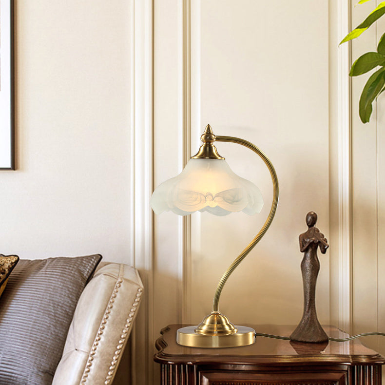 Traditional Vintage Brass Glass Floral-Shaped 1-Light Table Lamp For Living Room