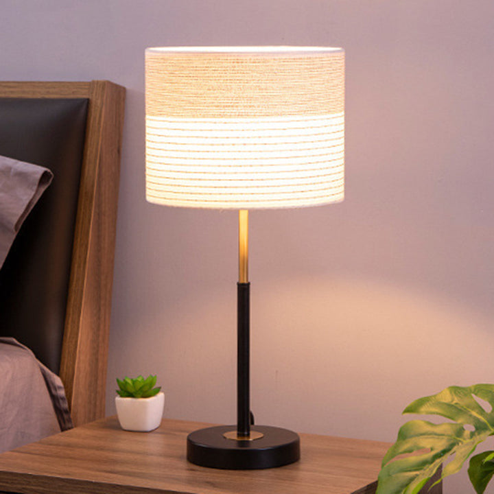Zeitgenössische nordische Stoff- und Eisen-Zylindrische 1-Licht-Tischlampe für Schlafzimmer und Wohnzimmer 