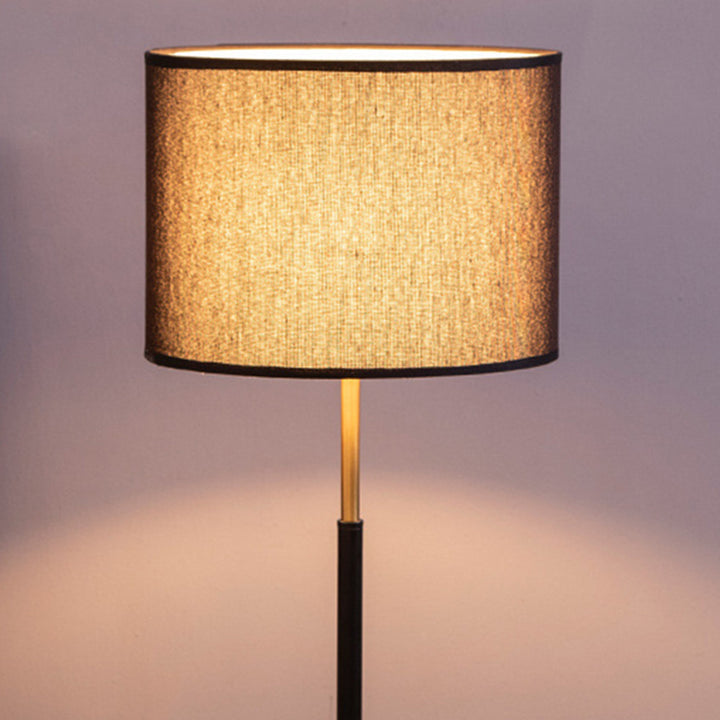 Zeitgenössische nordische Stoff- und Eisen-Zylindrische 1-Licht-Tischlampe für Schlafzimmer und Wohnzimmer 