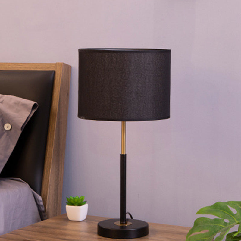 Zeitgenössische nordische Stoff- und Eisen-Zylindrische 1-Licht-Tischlampe für Schlafzimmer und Wohnzimmer 