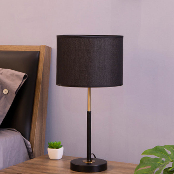 Zeitgenössische nordische Stoff- und Eisen-Zylindrische 1-Licht-Tischlampe für Schlafzimmer und Wohnzimmer 