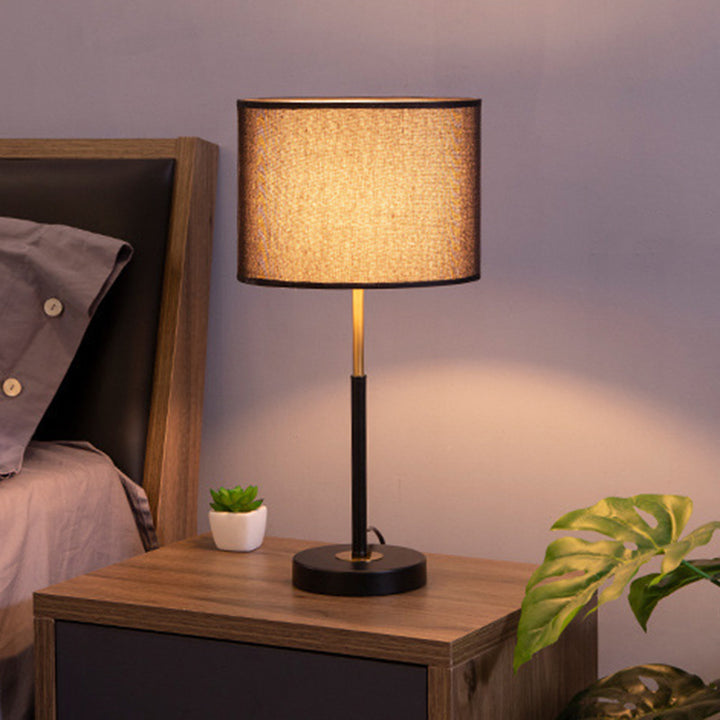 Zeitgenössische nordische Stoff- und Eisen-Zylindrische 1-Licht-Tischlampe für Schlafzimmer und Wohnzimmer 