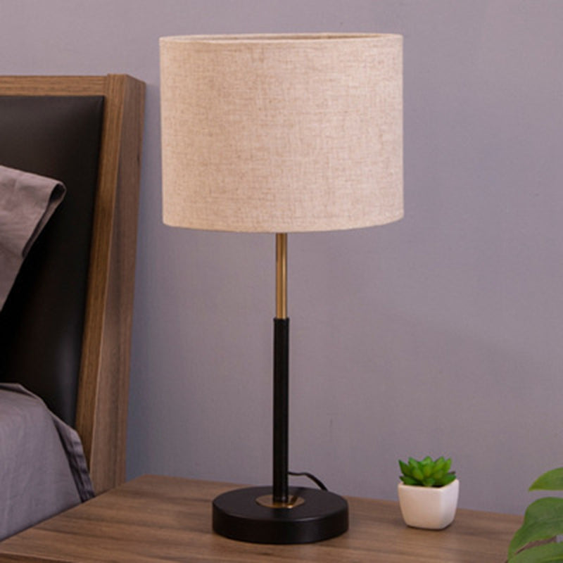 Zeitgenössische nordische Stoff- und Eisen-Zylindrische 1-Licht-Tischlampe für Schlafzimmer und Wohnzimmer 
