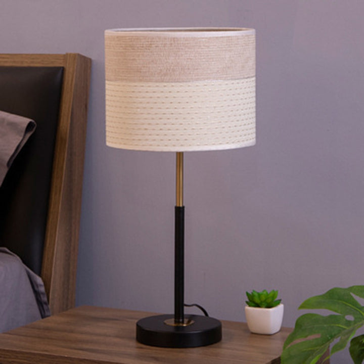Zeitgenössische nordische Stoff- und Eisen-Zylindrische 1-Licht-Tischlampe für Schlafzimmer und Wohnzimmer 