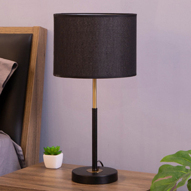 Zeitgenössische nordische Stoff- und Eisen-Zylindrische 1-Licht-Tischlampe für Schlafzimmer und Wohnzimmer 