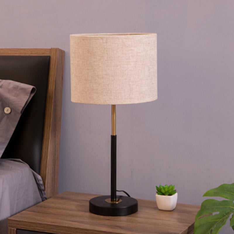 Zeitgenössische nordische Stoff- und Eisen-Zylindrische 1-Licht-Tischlampe für Schlafzimmer und Wohnzimmer 