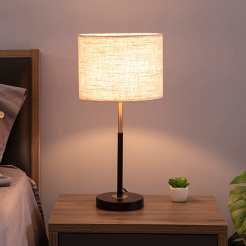 Zeitgenössische nordische Stoff- und Eisen-Zylindrische 1-Licht-Tischlampe für Schlafzimmer und Wohnzimmer 