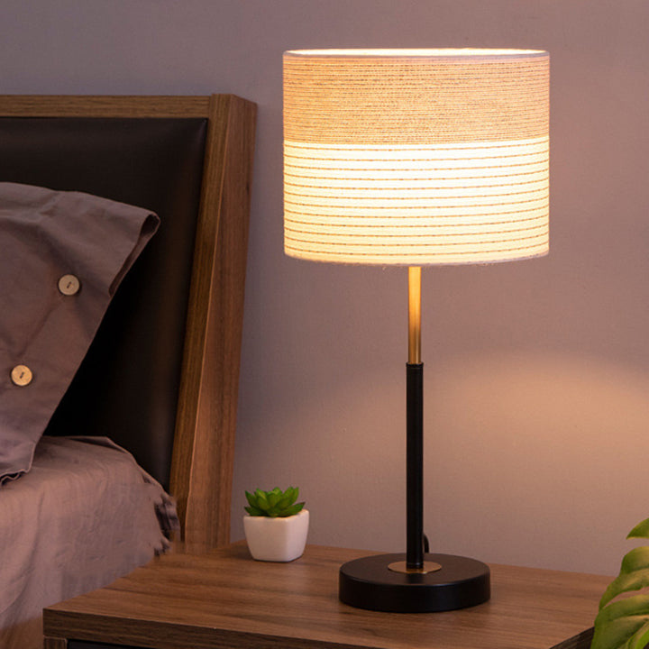 Zeitgenössische nordische Stoff- und Eisen-Zylindrische 1-Licht-Tischlampe für Schlafzimmer und Wohnzimmer 
