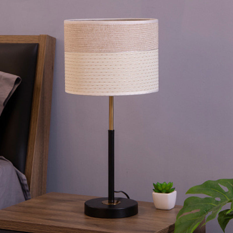 Zeitgenössische nordische Stoff- und Eisen-Zylindrische 1-Licht-Tischlampe für Schlafzimmer und Wohnzimmer 