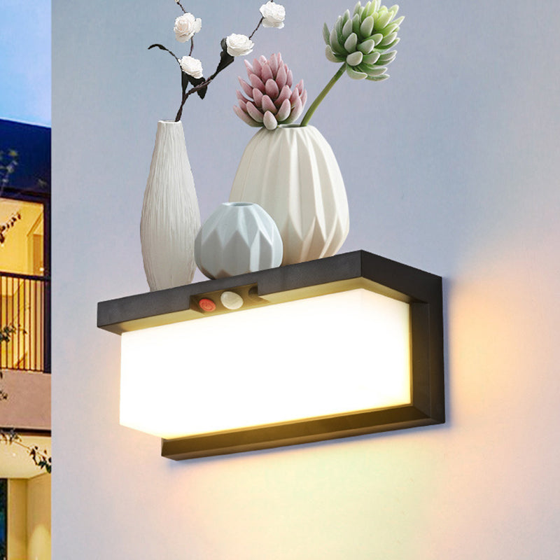 Lámpara de aplique de pared LED rectangular moderna minimalista solar e impermeable de plástico y PC para exteriores, patio y jardín 