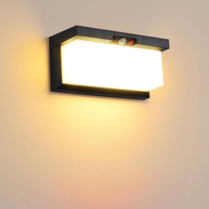 Lámpara de aplique de pared LED rectangular moderna minimalista solar e impermeable de plástico y PC para exteriores, patio y jardín 