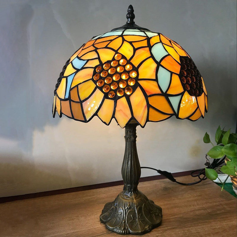 Traditionelle Tiffany Eisen- & Buntglas-Kegeltischlampe 1-Licht für Schlafzimmer und Wohnzimmer 