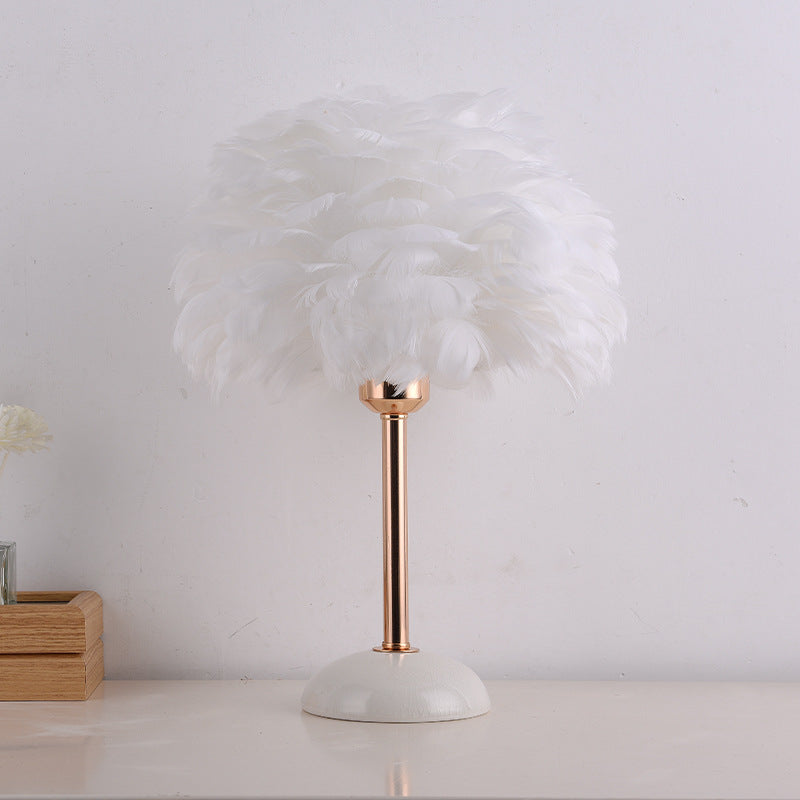 Lampe de table ronde contemporaine nordique en plume, fer et céramique à 1 lumière pour chambre et salon 