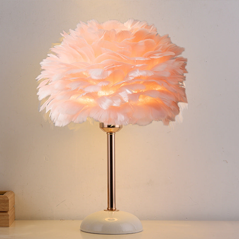 Lampe de table ronde contemporaine nordique en plume, fer et céramique à 1 lumière pour chambre et salon 
