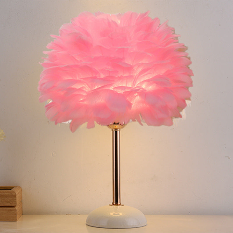 Lampe de table ronde contemporaine nordique en plume, fer et céramique à 1 lumière pour chambre et salon 
