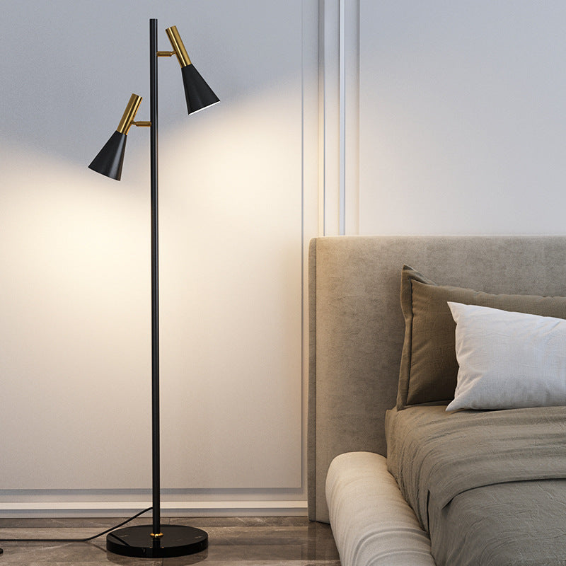 Lampe de sol contemporaine nordique en fer et marbre cône à 2 lumières avec angle réglable pour chambre et salon 