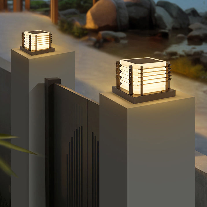 Lumière extérieure LED carrée moderne minimaliste en métal, rotomoulée et acrylique avec design solaire et étanche pour jardin et patio 