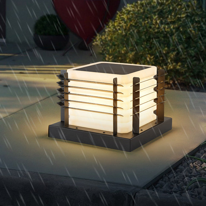 Lumière extérieure LED carrée moderne minimaliste en métal, rotomoulée et acrylique avec design solaire et étanche pour jardin et patio 