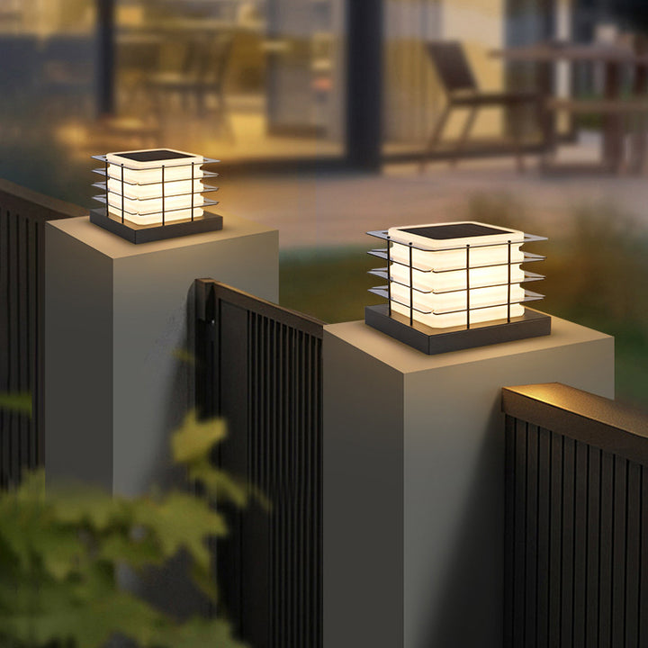 Lumière extérieure LED carrée moderne minimaliste en métal, rotomoulée et acrylique avec design solaire et étanche pour jardin et patio 