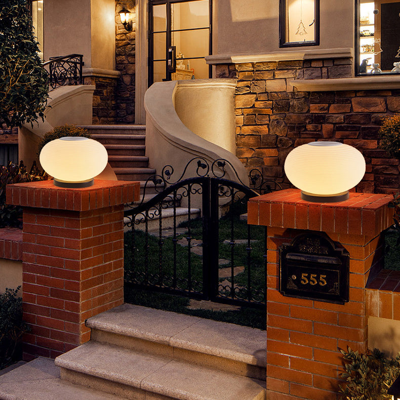 Lumière extérieure moderne minimaliste PE ovale à LED solaire et étanche pour jardin et patio 