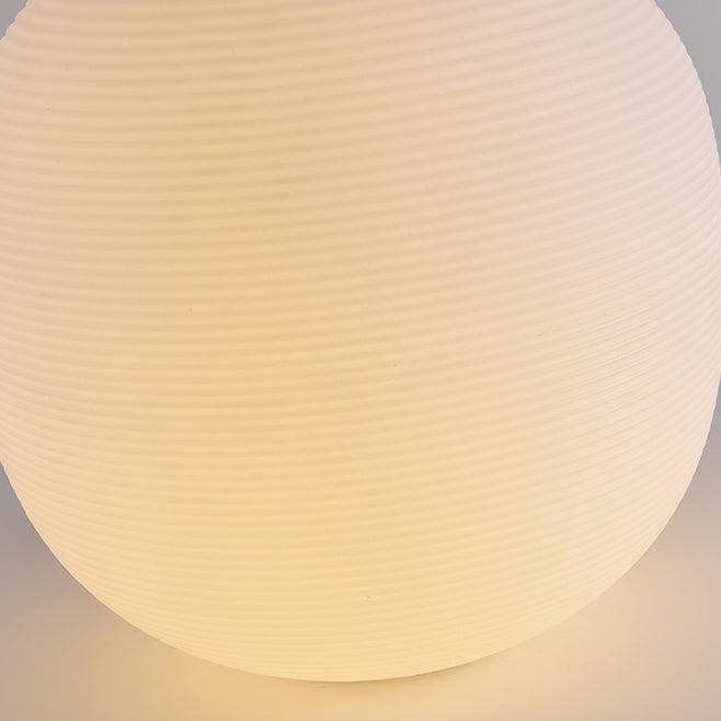 Lumière extérieure moderne minimaliste PE ovale à LED solaire et étanche pour jardin et patio 