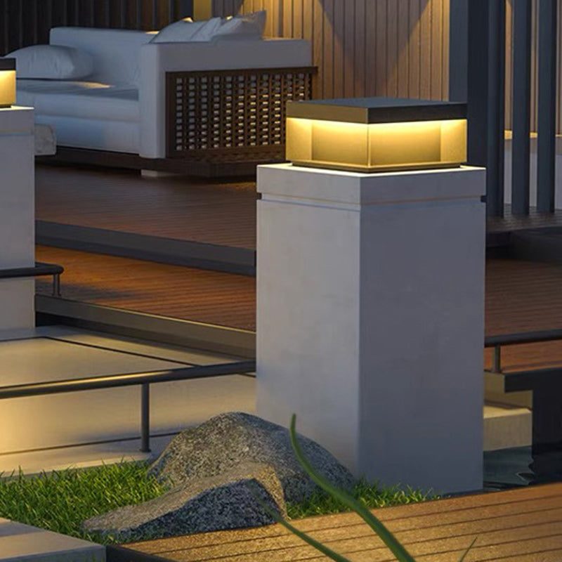 Lumière extérieure LED carrée en acier inoxydable minimaliste moderne avec fonctionnalités solaires et étanches pour jardin, patio, portail 