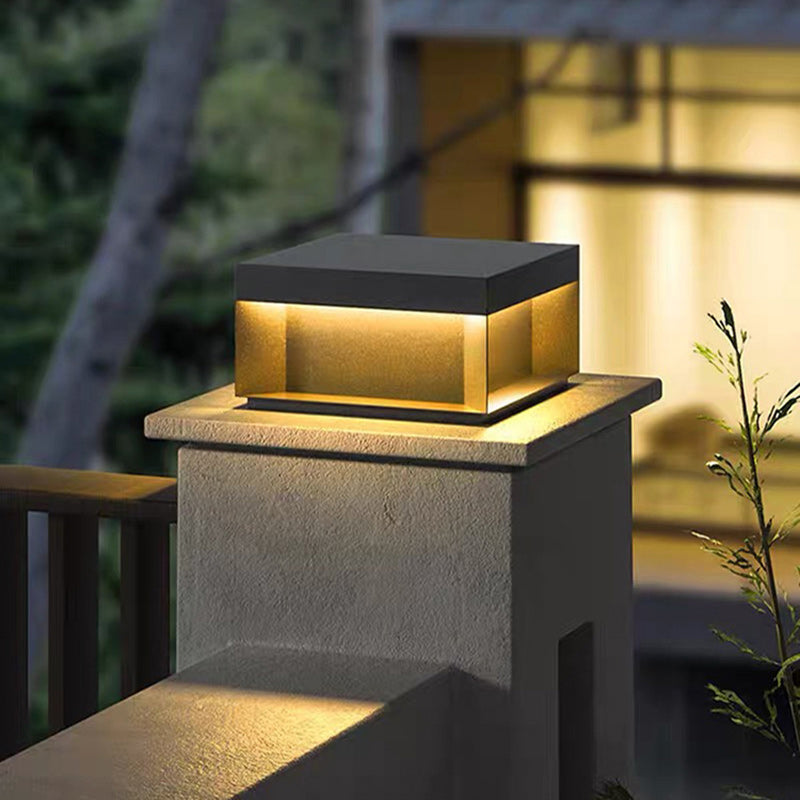 Lumière extérieure LED carrée en acier inoxydable minimaliste moderne avec fonctionnalités solaires et étanches pour jardin, patio, portail 