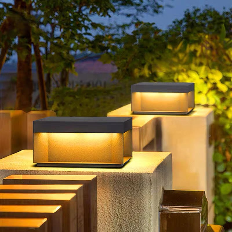 Lumière extérieure LED carrée en acier inoxydable minimaliste moderne avec fonctionnalités solaires et étanches pour jardin, patio, portail 
