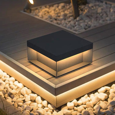 Lumière extérieure LED carrée en acier inoxydable minimaliste moderne avec fonctionnalités solaires et étanches pour jardin, patio, portail 