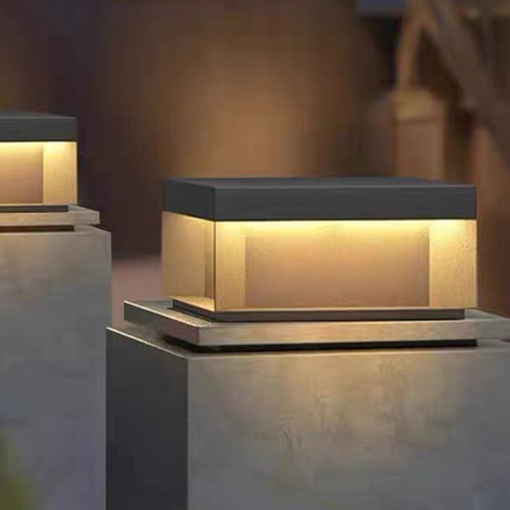 Lumière extérieure LED carrée en acier inoxydable minimaliste moderne avec fonctionnalités solaires et étanches pour jardin, patio, portail 