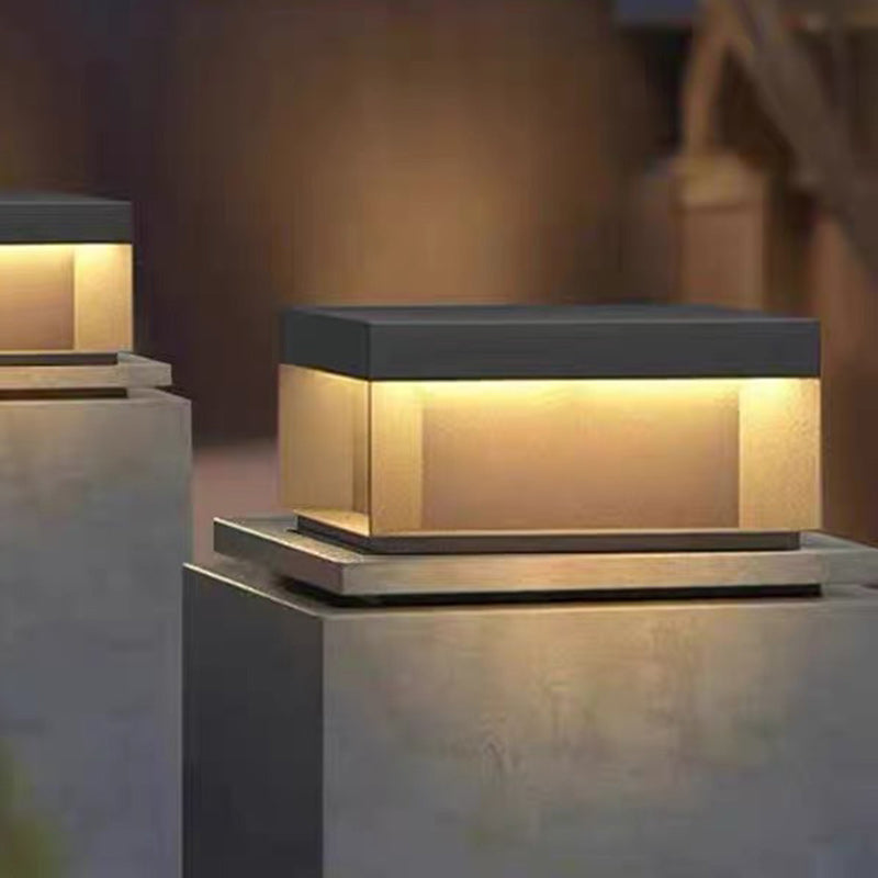 Lumière extérieure LED carrée en acier inoxydable minimaliste moderne avec fonctionnalités solaires et étanches pour jardin, patio, portail 