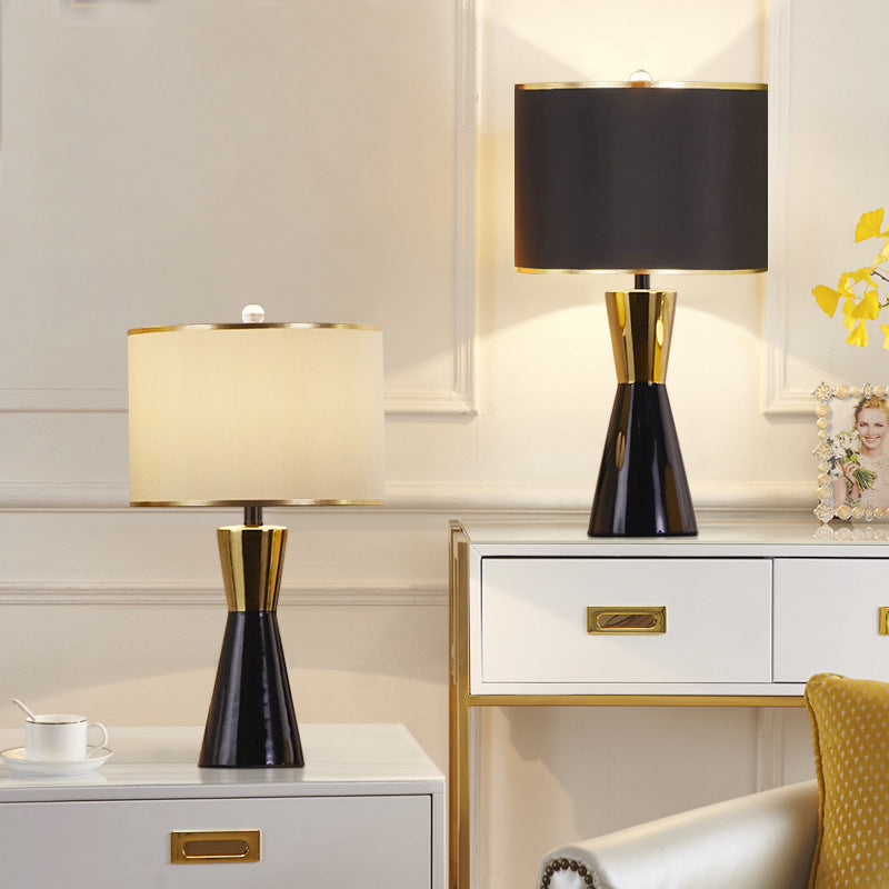 Lampe de table contemporaine nordique en céramique et tissu rond à 1 lumière pour chambre et salon 