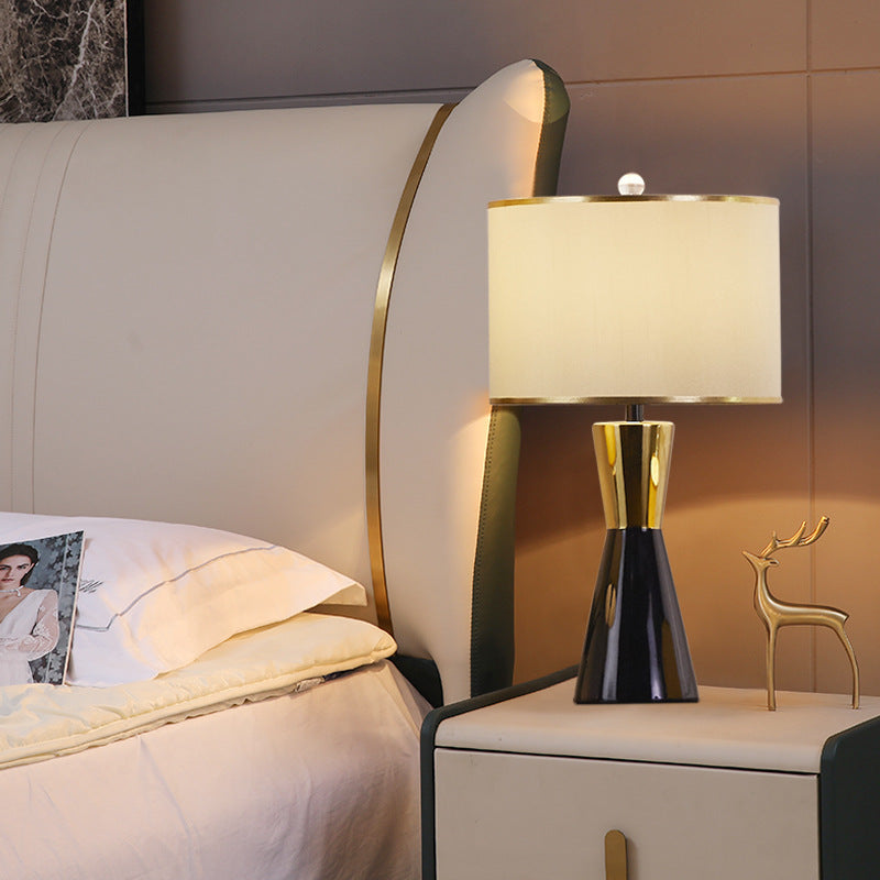Lampe de table contemporaine nordique en céramique et tissu rond à 1 lumière pour chambre et salon 